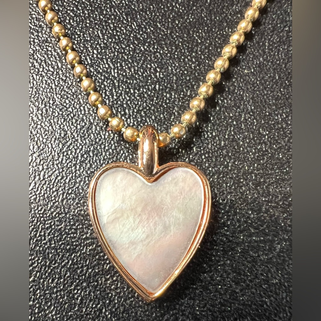 Victoria Beckham Gold Tone Mother Of Pearl Valentines Heart Pendant Necklace 28$